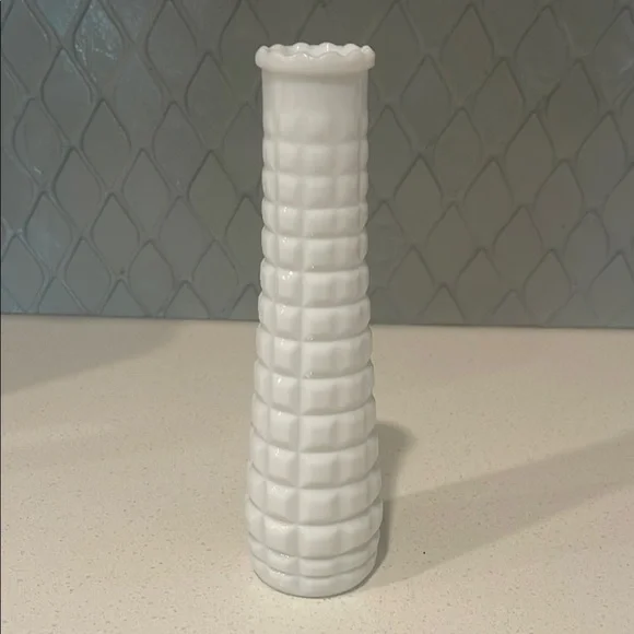 Elegant White Vase with Textured Accents and Scalloped Rim - Picture 1 of 2